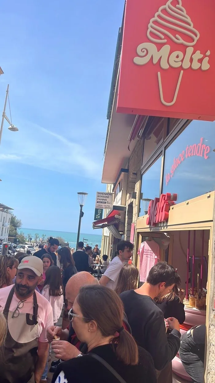 Foule ouverture boutique Biarritz
